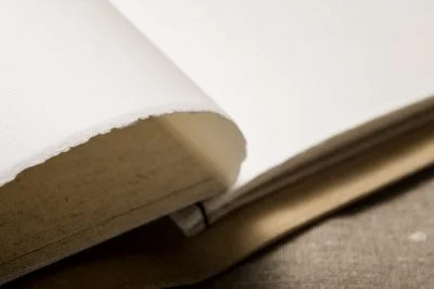 Gros plan sur un album mariage, pages en papier Amalfi et reliure cuir