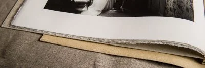 Détail d'un album photo mariage avec papier épais et reliure en lin