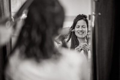 Mariée ajustant sa coiffure devant un miroir, Château de la Beaumetane