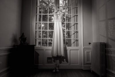 Robe de mariée suspendue devant fenêtres, Château de la Beaumetane, Lançon de Provence
