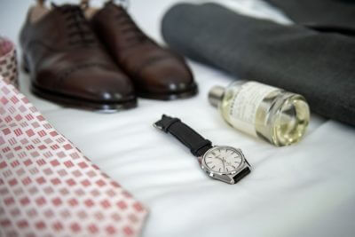 Préparatifs mariage : chaussures en cuir, montre et flacon, Château de la Beaumetane