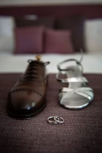 Chaussures homme et femme côte à côte, mariage au Château de la Beaumetane, Lançon de Provence