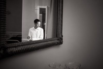 Marié en chemise blanche dans un miroir, Château de la Beaumetane