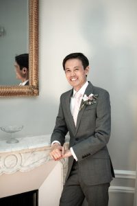 Marié en costume gris souriant, mariage au Château de la Beaumetane, Lançon de Provence