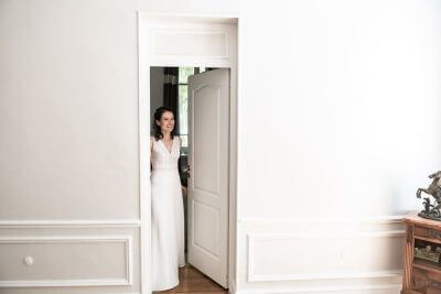 Mariée en robe blanche souriant, Château de la Beaumetane, Lançon de Provence