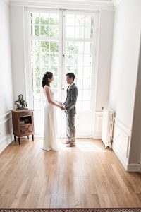 Couple de mariés main dans la main, lumière naturelle, Château de la Beaumetane