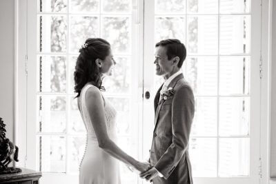 Mariage en noir et blanc, couple se tenant les mains, Château de la Beaumetane, Lançon-de-Provence