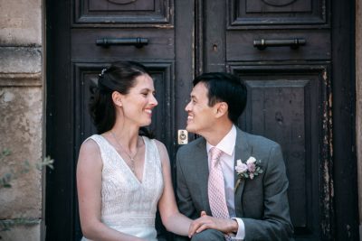 Mariés complices devant portail en bois, Château de la Beaumetane, Lançon de Provence