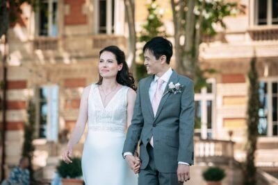 Couple de mariés se promenant devant le Château de la Beaumetane à Lançon-de-Provence