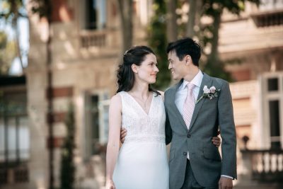 Couple de mariés souriant, mariage au Château de la Beaumetane, Lançon-de-Provence