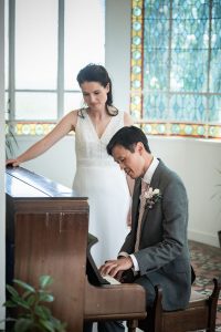 Mariage au Château de la Beaumetane, couple attendri près d'un piano