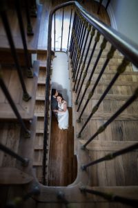 Couple de mariés enlacés dans un escalier, Château de la Beaumetane, Lançon de Provence