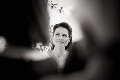 Mariée souriante émue, portrait noir et blanc, Château de la Beaumetane