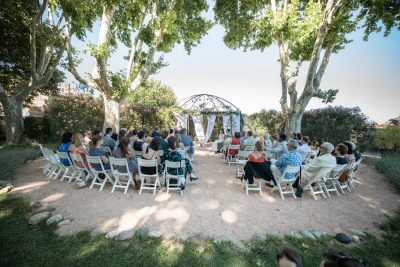 Invités assis en extérieur pour une cérémonie de mariage au Château de la Beaumetane, Lançon de Provence