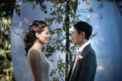 Mariés se regardant tendrement, mariage au Château de la Beaumetane, Lançon de Provence