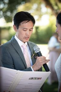 Homme en discours avec micro lors d'un mariage au Château de la Beaumetane, Lançon-de-Provence