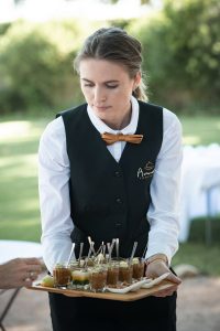 Serveuse en gilet noir et nœud papillon, mariage au Château de la Beaumetane