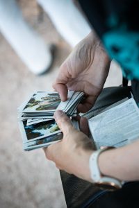 Invité feuilletant des tirages photo souvenirs lors d'un mariage au Château de la Beaumetane
