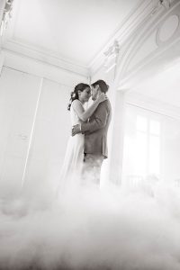Mariés enlacés, photo mariage romantique Château de la Beaumetane, Lançon de Provence