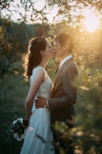 Mariage au Château de la Beaumetane, baiser des mariés en lumière dorée, Lançon-de-Provence