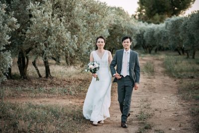 Couple de mariés main dans la main, allée d'oliviers, Château de la Beaumetane, Lançon de Provence