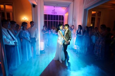 Mariage au Château de la Beaumetane, danse des mariés avec fumée et lumière bleue