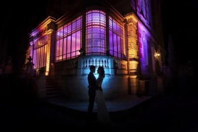 Mariage nocturne, silhouette des mariés, façade illuminée du Château de la Beaumetane