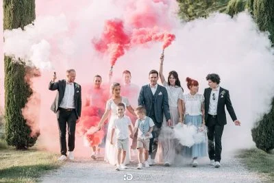 Lieux de mariage en Provence 6 Mariage à la Chapelle Saint Bacchi, Jouques, cortège avec fumigènes roses et bleus