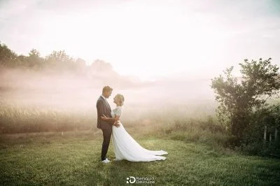 Photo de mariage couple enlacé dans un champ brumeux à la Chapelle Saint Bacchi, Jouques