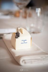 Boîte ivoire personnalisée avec fleurs séchées, mariage à Magnanerie Saint Isidore, Hyères