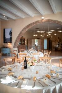 Décoration de table mariage avec arche en pierre, Magnanerie Saint Isidore, Hyères