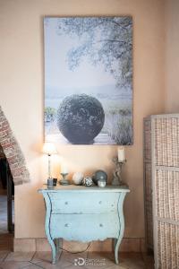 Console bleue, bougies et tableau photo, decoration Magnanerie Saint Isidore, Hyeres