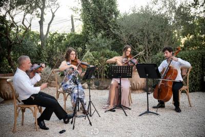 Musiciens jouant du violon et violoncelle lors d'un mariage à la Magnanerie Saint Isidore, Hyères