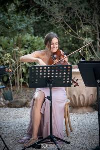 Violoniste en robe rose jouant devant un pupitre à la Magnanerie Saint Isidore, Hyères