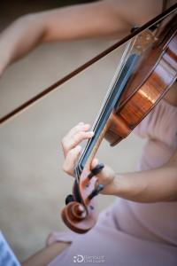 Gros plan sur les mains d'un violoniste pendant une cérémonie de mariage