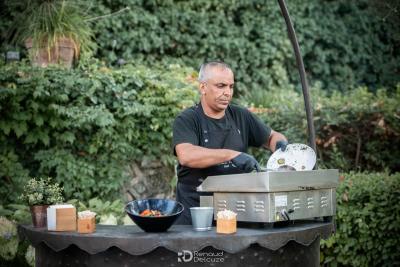 Chef cuisinant en extérieur lors d'un mariage à la Magnanerie Saint Isidore, Hyères