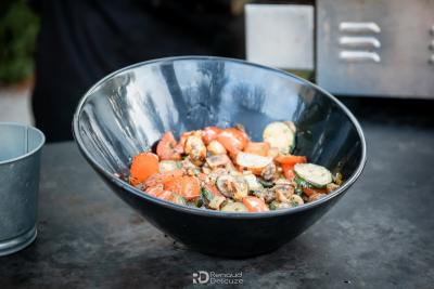 Bol de salade composée, saumon et légumes, repas de mariage Magnanerie Saint Isidore