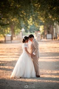 Mariés échangeant un baiser, allée ombragée, Magnanerie Saint Isidore, Hyères