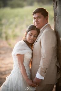 Mariés enlacés, photo mariage Magnanerie Saint Isidore, Hyères