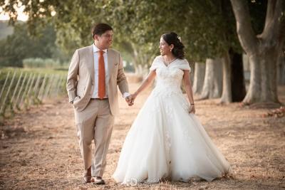 Mariage à Magnanerie Saint Isidore, Hyères, couple marchant allée ombragée