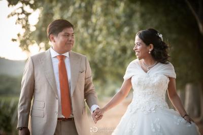 Mariage à la Magnanerie Saint Isidore, couple souriant main dans la main sous les arbres