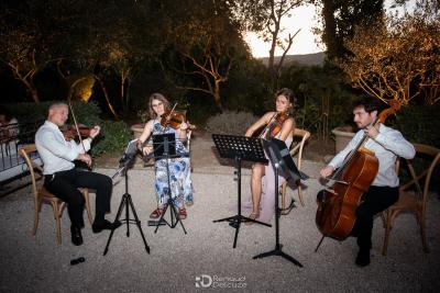Musiciens jouant du violon et violoncelle en extérieur, mariage à la Magnanerie Saint Isidore, Hyères
