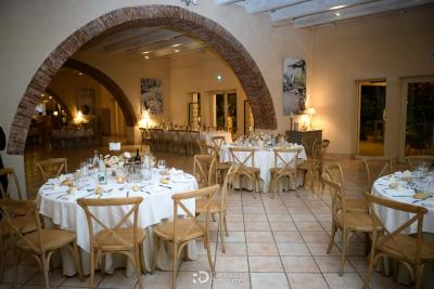 Lieux de mariage en Provence 15 Salle voûtée en pierre dressée pour mariage, tables rondes et chaises en bois, Magnanerie Saint Isidore, Hyères