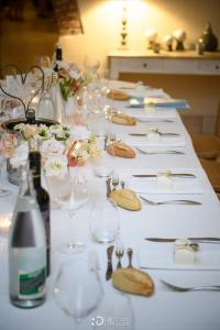 Décoration de table mariage avec roses pastel et couverts dorés, Magnanerie Saint Isidore