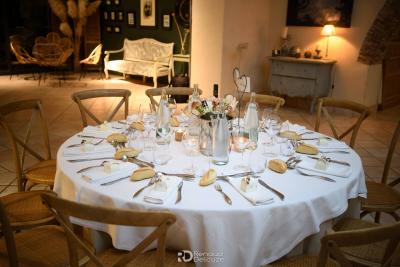 Table de réception élégante, nappe blanche et verres, Magnanerie Saint Isidore Hyères