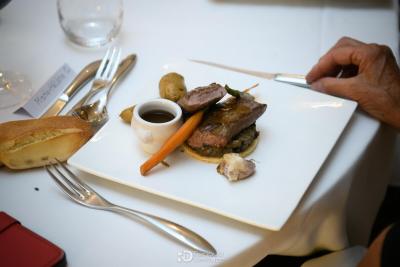 Plat gastronomique servi lors d'un mariage, assiette blanche avec viande et légumes