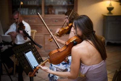 Violoniste jouant lors d'une reception de mariage a la Magnanerie Saint Isidore, Hyeres