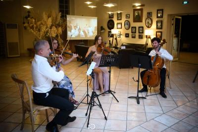 Quatuor à cordes jouant lors d'un mariage à Magnanerie Saint Isidore, Hyères