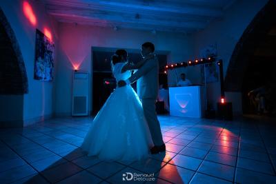 Maries dansant sous eclairage bleu, mariage a la Magnanerie Saint Isidore, Hyeres