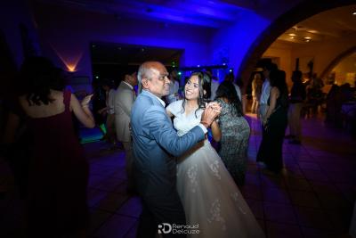 Couple souriant enlacé sur la piste de danse, mariage à la Magnanerie Saint Isidore, Hyères